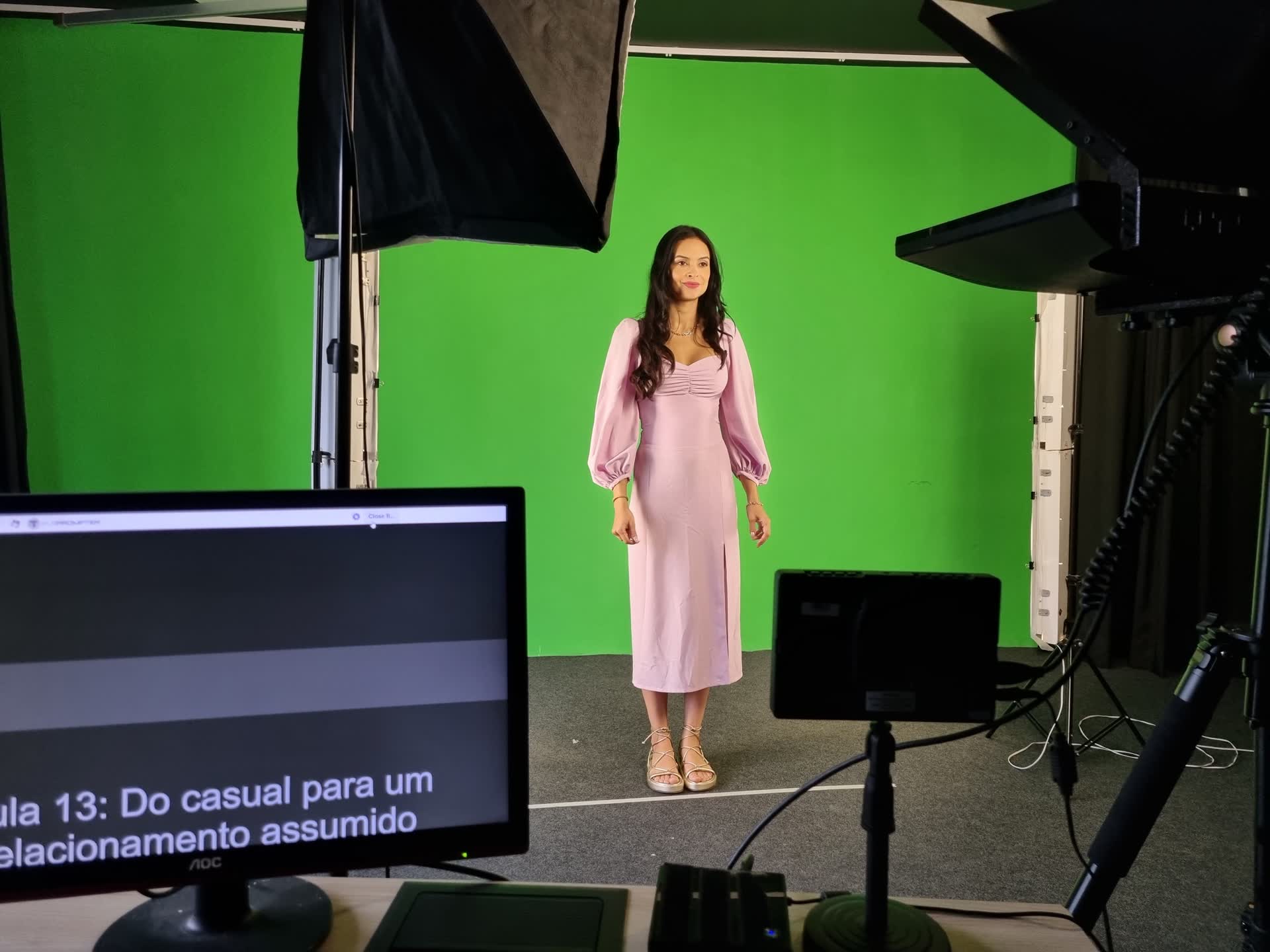 Setup de chroma key no Estúdio 767, fundo verde iluminado com softboxes