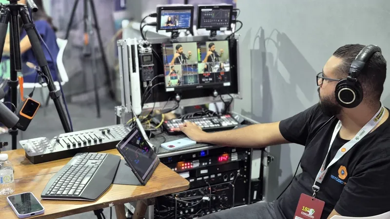 Operador com equipamento profissional de produção