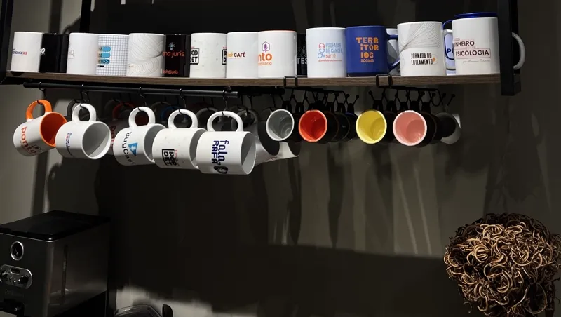 Estante de canecas personalizadas dos podcasts